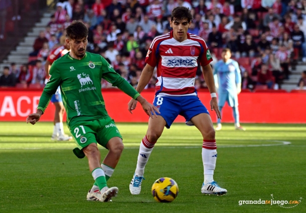 Gonzalo Villar en una jugada del encuentro ante el Racing Club (JOSÉ M. BALDOMERO)
