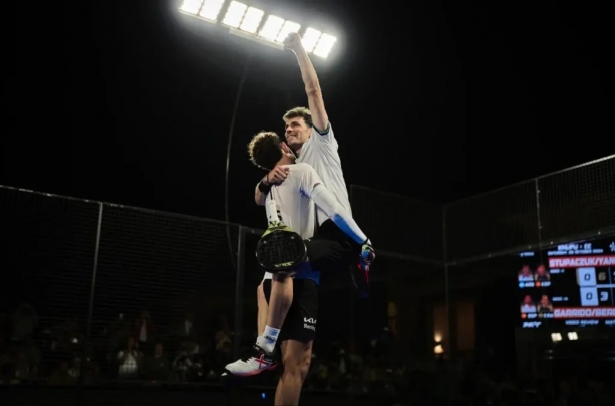 Yanguas y Stupaczuk tras ganar un título (PREMIER PADEL)