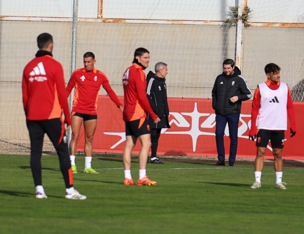 Escribá y Tognozzi han estado dialogando durante unos minutos en el entrenamiento (J. AZCOYTIA)