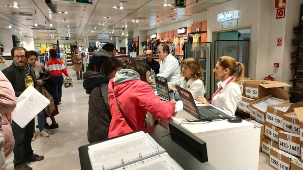 Recogida de dorsales para la Carrera Nocturna de Disfraces de Granada (AYUNTAMIENTO DE GRANADA)