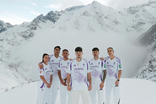 Saiko posa con varios jugadores del Granada con la nueva equipación (GRANADA CF)