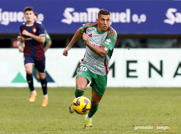 Uzuni, tras una acción del encuentro disputado en `Ipurúa` ante la SD Eibar (LOF)