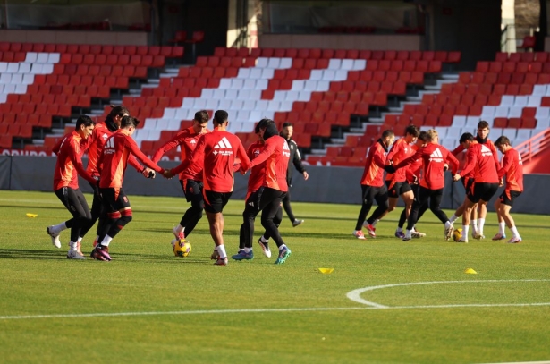 El equipo se ha ejercitado en Los Cármenes (J. AZCOYTIA)