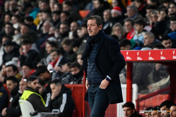 Ramis, entrenador del Burgos CF, en un momento del partido ante el Granada CF (JOSÉ M. BALDOMERO)