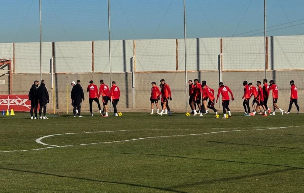 El equipo ha vuelto a entrenarse sin Uzuni (J. AZCOYTIA)