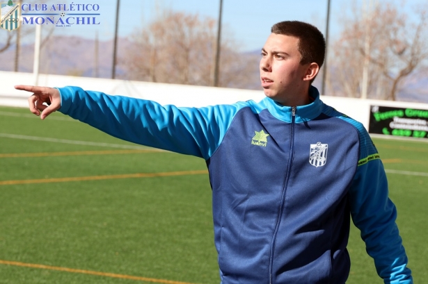 Emilio García durante el aprtido ante el Salar (MANU LÓPEZ / ATLÉTICO MONACHIL)