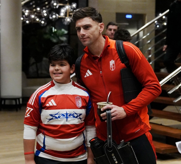 Lucas Boyé se fotografía con un joven aficionado en la salida del hotel de concentración en Valencia (GCF)