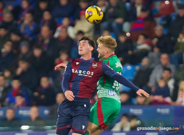 Jozwiak en una acción del partido ante el Levante UD (LOF)