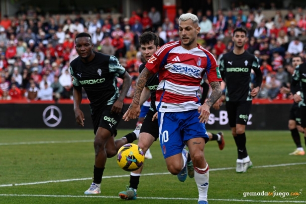 Stoichkov vivió su debut con el Granada (JOSÉ M. BALDOMERO)
