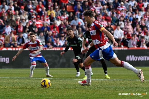 Boyé, en el momento de lanzar el penalti que abrió el marcador (JOSÉ M BALDOMERO)