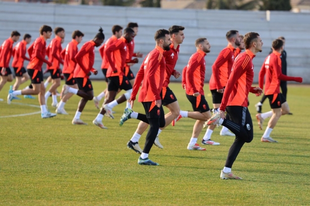 El equipo vuelve al trabajo (J. AZCOYTIA)