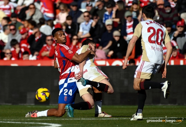 Williams, que se mostró contundente atrás, en una acción del partido ante el Mirandés (JOSÉ M. BALDOMERO)
