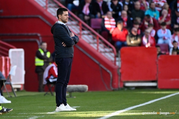 Lisci sigue atento el juego desde su área técnica (JOSÉ M. BALDOMERO)