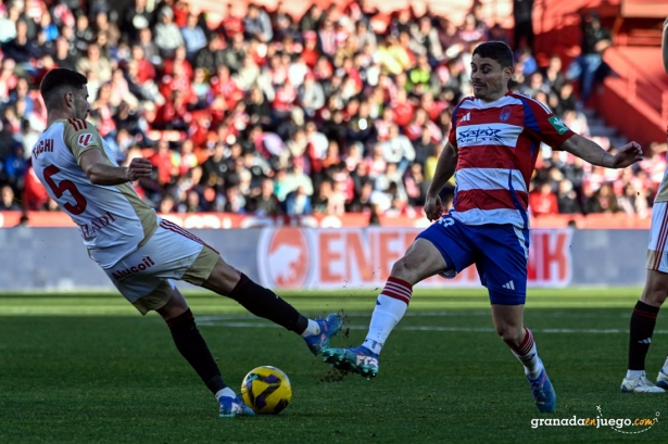 Sergio Ruiz en una acción del encuentro ante el CD Mirandés (JOSÉ M. BALDOMERO)