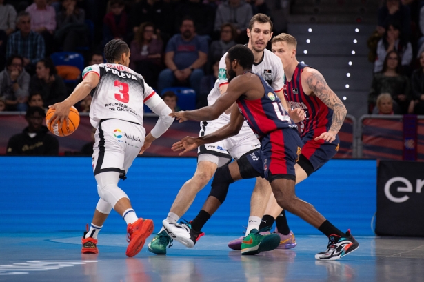 Gian Clavell juega en ataque (BASKONIA)