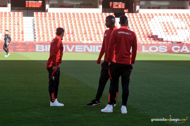 Williams, de espaldas, junto a Diao en la antesala del partido (JOSÉ M. BALDOMERO)