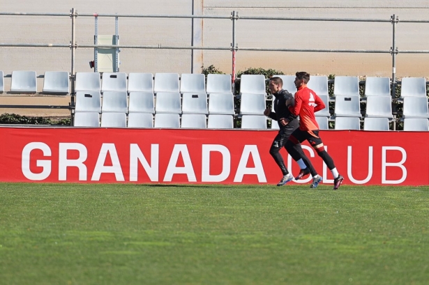 Neva ya vuelve a pisar el césped de la Ciudad Deportiva (J. AZCOYTIA)