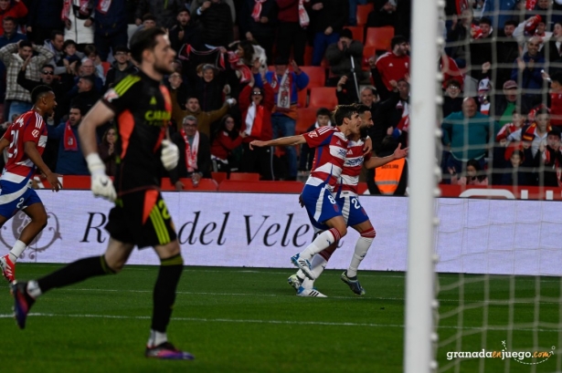 Rebbach celebra junto a Villar su primer tanto con el Granada (JOSÉ M. BALDOMERO)