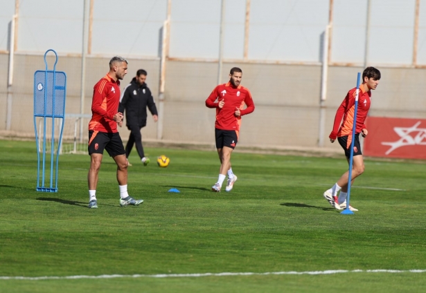 El equipo ha vuelto al trabajo sin los titulares (J. AZCOYTIA)