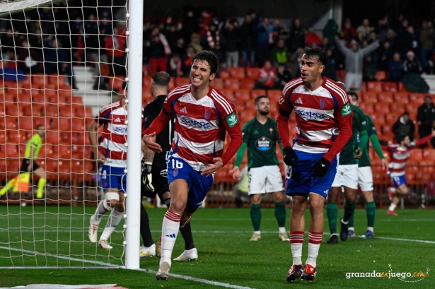 Manu Lama tras anotar el gol ante el Racing de Ferrol (JOSÉ M. BALDOMERO)