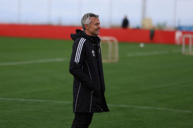 Escribá espera lograr la victoria ante el Cádiz (J. AZCOYTIA)