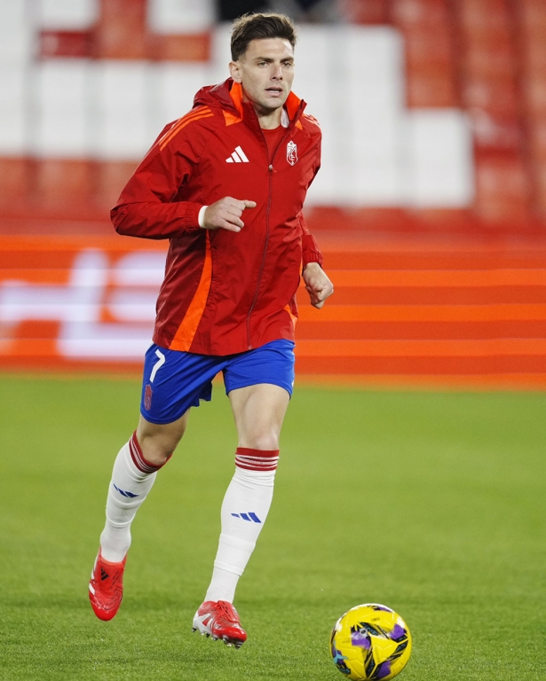 Lucas Boyé en el calentamiento del Granada CF antes del encuentro ante el Real Oviedo (GCF)