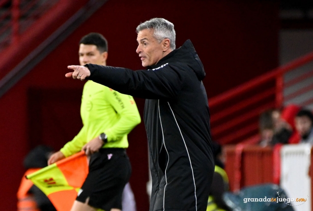 Fran Escribá, entrenador del Granada CF, en un momento del partido ante el Real Oviedo (JOSÉ M. BALDOMERO)