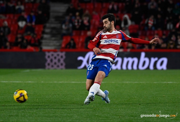 Manu Trigueros en una acción del encuntro ante el Real Oviedo (JOSÉ M. BALDOMERO)