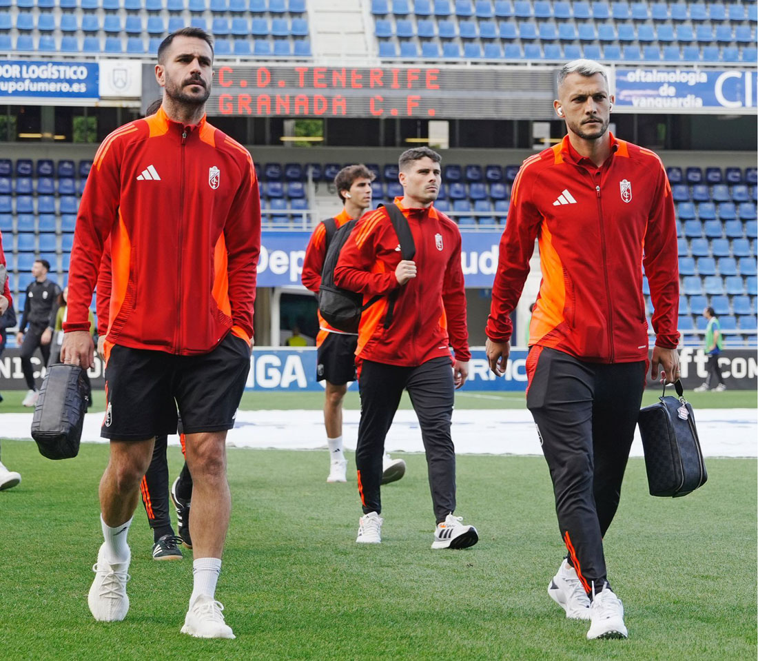 Los jugadores del Granada CF sobre el césped del `Heliodoro Rodríguez López` antes del encuentro (GCF) Los jugadores del Granada CF sobre el césped del `Heliodoro Rodríguez López` antes del encuentro (GCF)