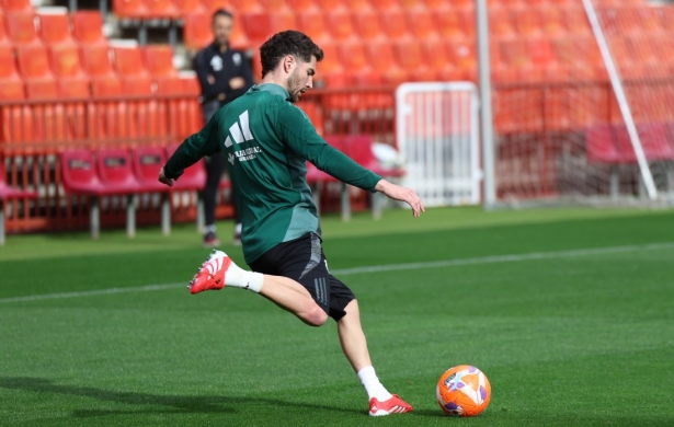 Luca Zidane ya golpea balón (J. AZCOYTIA)