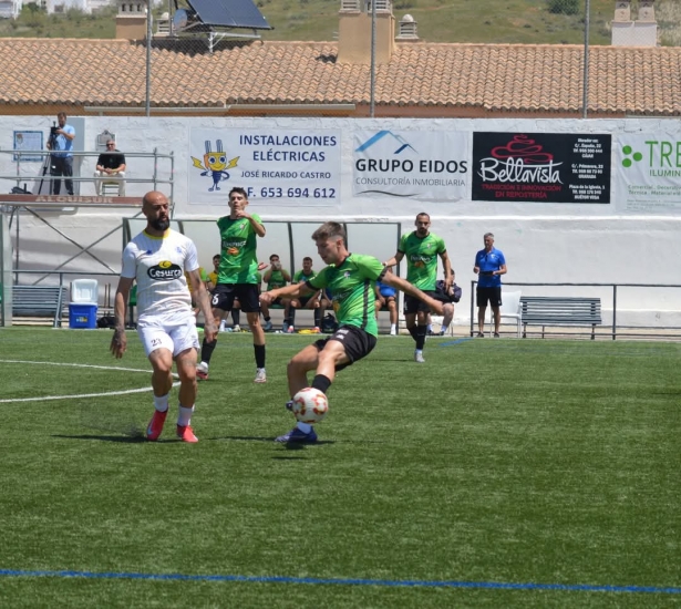 Casares y Dani Benítez pugnan por el balón (D. CONTRERAS)