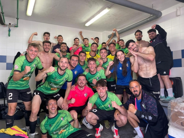 El CD Huétor Vega celebra el triunfo (CD HUÉTOR VEGA)