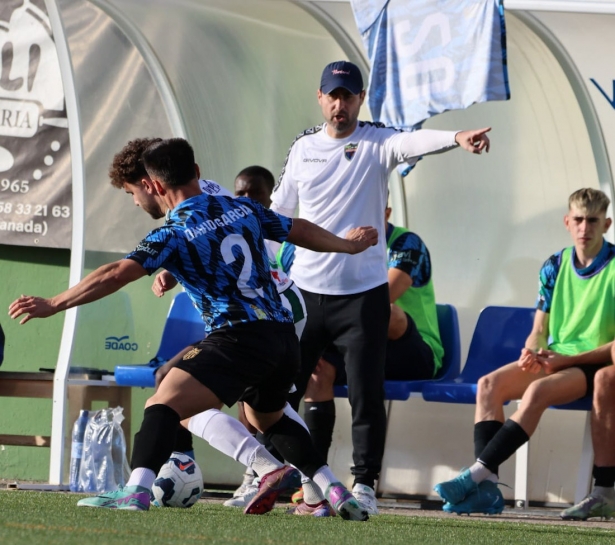 Leo Samaja dando instrucciones durante un partido