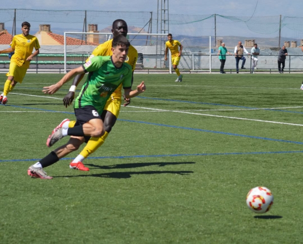 Mario Torres busca el esférico ante Mbaye (DAVID CONTRERAS)