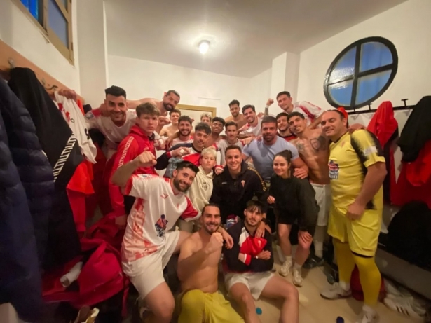 El Guadix CF celebra el triunfo (GUADIX CF)