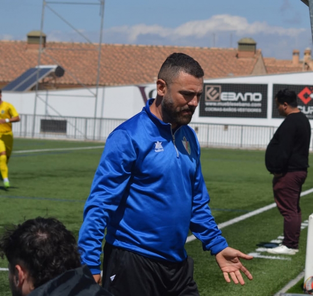 El entrenador del CD Huétor Vega, Manuel Moreno `Rizos` (DAVID CONTRERAS)
