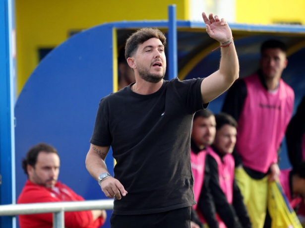 El técnico del CD Huétor Tájar, Julio Catalá (JOSÉ ANDRÉS FERNÁNDEZ)