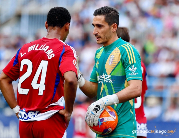Un desdibujado Loïc Williams dialoga con Mariño durante el partido (JOSÉ M. BALDOMERO)