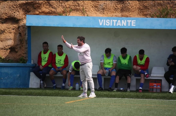 Luis Torres da instrucciones durante el partido ante el Atlético Monachil (CD SANTA FE)