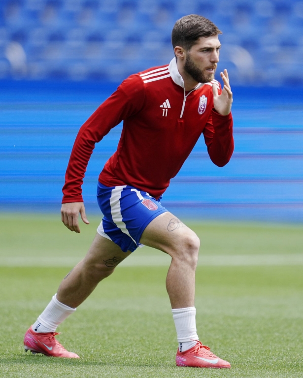 Tsitaishvili durante el calentamiento en `Riazor` (GRANADA CF)