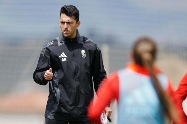 Arturo Ruiz cierra su etapa al frente del Granada femenino (GRANADA CF)