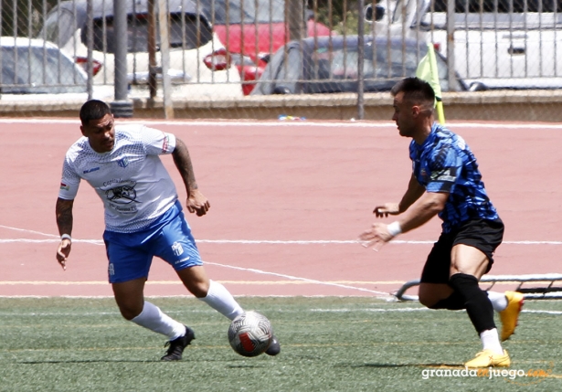 Samu encara a un jugador del Purullena (J. PALMA)