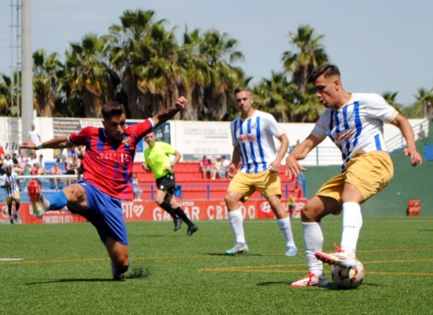 El CF Motril no tuvo su mejor día en Torre del Mar (SEMANARIO MUCHO DEPORTE)