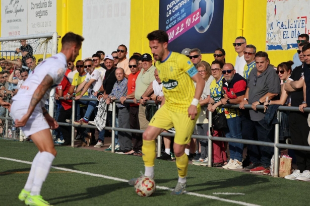 Esteban encara a un jugador del Real Jaén (JOSÉ ANDRÉS FERNÁNDEZ)