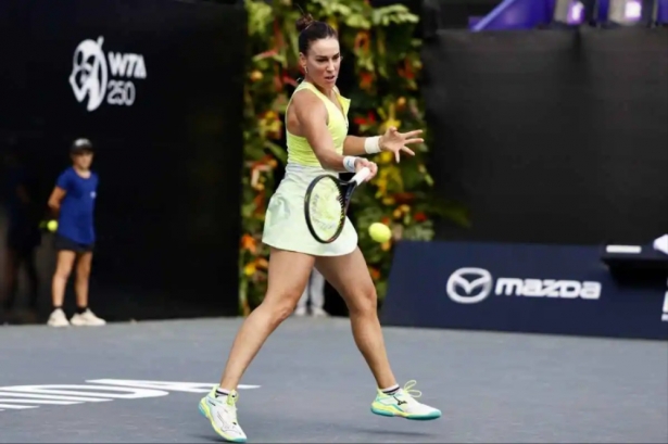 Párrizas pegando de derecha (MERIDA OPEN AKRON)