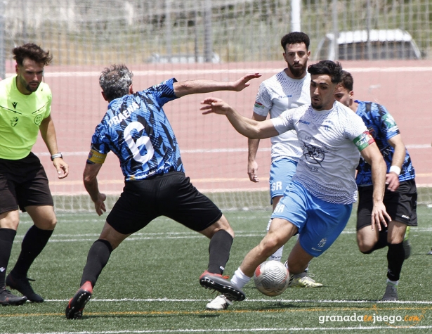Marco lucha por el balón con Praena (J. PALMA)