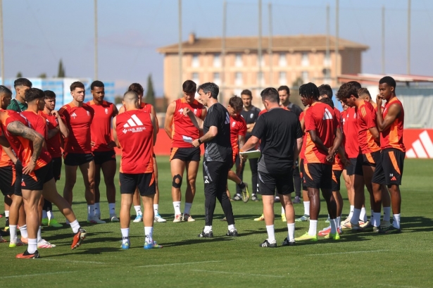 Pacheta ha dado las instrucciones antes de comenzar la sesión (J. AZCOYTIA)