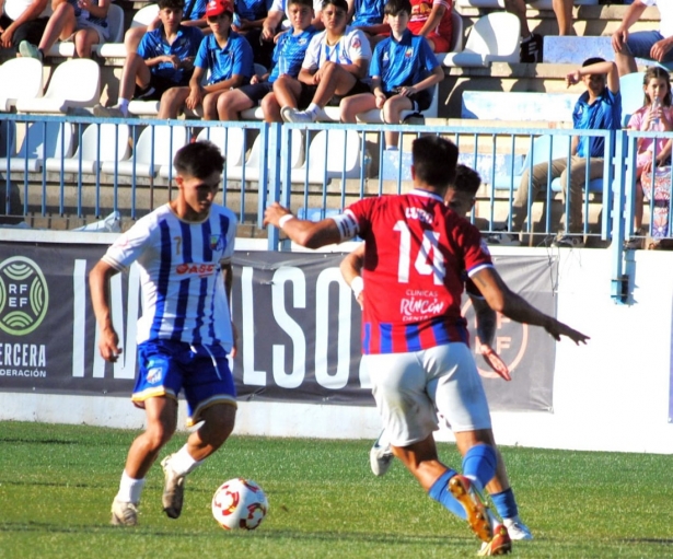 Toni García encara a fos jugadores del Torre del Mar (SEMANARIO MUCHO DEPORTE)