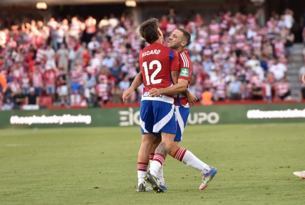 Ricard y Weissman mantienen a flote al Granada (JOSÉ M. BALDOMERO)