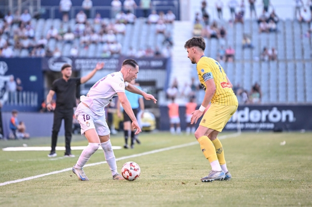 Migue García encara a Esteban (MIRANDA LÓPEZ/REAL JAÉN)